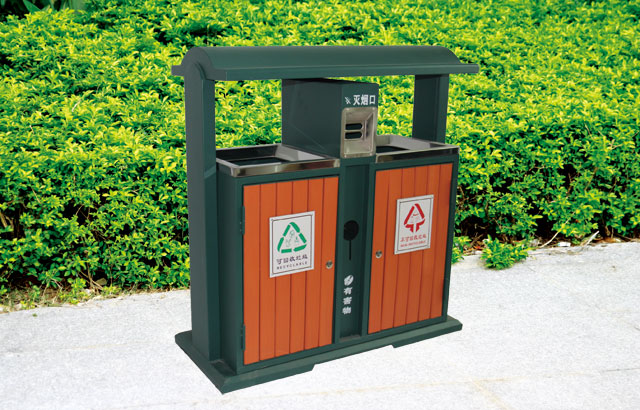 景區(qū)鋼木環(huán)保分類(lèi)垃圾箱戶(hù)外擺放效果圖
