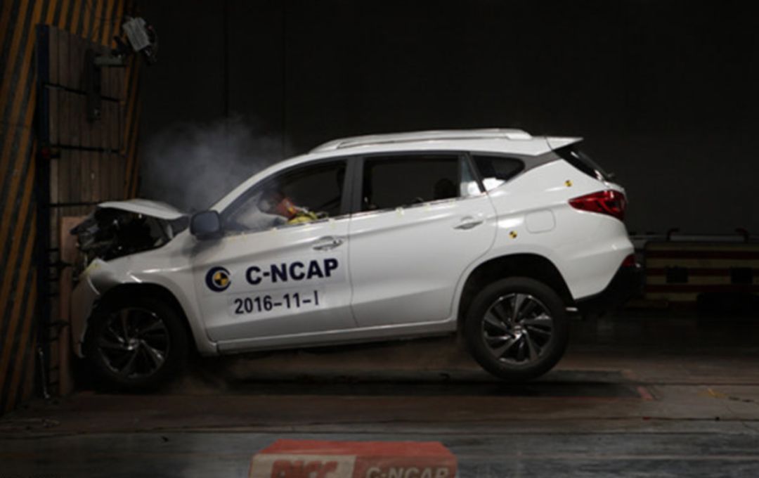 垃圾桶被車撞后桶沒事車?yán)尤粡U了